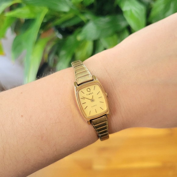 Vintage Timex KCELL Classic Gold  Womens Analog Tonneau Barrel Stretch Watch main image 6